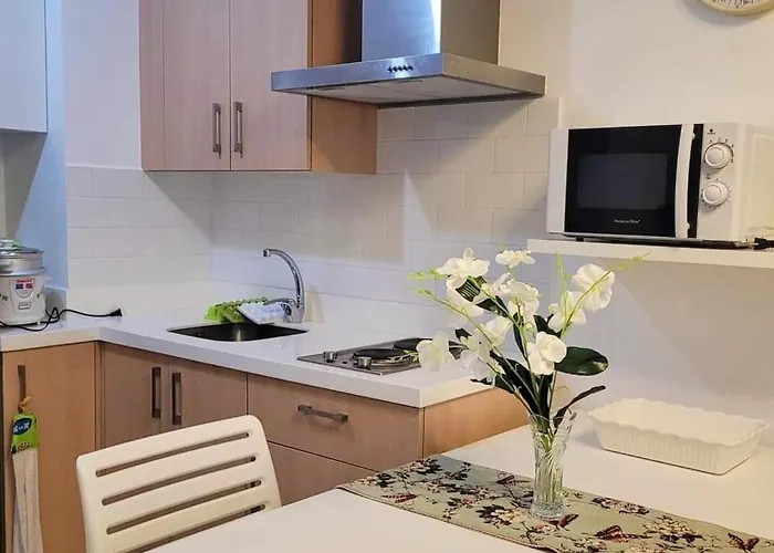 Bed & Breakfast Qe811 Cozy 1 Bedroom & Sofa Bed Free Wifi & Pool Access Manila